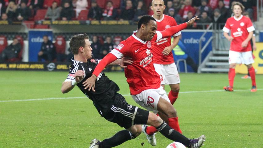 Hanno Balitsch dagegen war ein Glücksgriff. Ablösefrei kam der Mentalitätsspieler von Bayer Leverkusen nach Nürnberg. Aufgrund eines Muskelfasereinrisses musste er die ersten Rückrunden-Spiele jedoch erst einmal pausieren. Danach etablierte sich Balitsch indes schnell zu einer wichtigen Stütze in der Mannschaft von Trainer Dieter Hecking, unter dem er schon in Hannover gespielt hatte - und war spätestens ab der Saison 2012/13 ein unverzichtbarer Baustein im defensiven Mittelfeld. In der folgenden Saison gab es nach nur fünf Partien eine Auseinandersetzung zwischen Balitsch und dem neuen Trainer Michael Wiesinger - nicht Balitsch' erste: Bereits in Hannover war dieser mit Hecking aneinandergeraten und für eine gewisse Zeit suspendiert worden. Auch in Nürnberg wurde er zwischenzeitlich in die 2. Mannschaft geschickt, bei der er sich aber bewährte. Nach mehreren Aussprachen mit dem neuen Trainer Gertjan Verbeek wurde der gebürtige Südhesse kurz vor der Winterpause wieder in den Profi-Kader aufgenommen. Hanno Balitsch dagegen war ein Glücksgriff. Ablösefrei kam der Mentalitätsspieler von Bayer Leverkusen nach Nürnberg. Aufgrund eines Muskelfasereinrisses musste er die ersten Rückrunden-Spiele jedoch erst einmal pausieren. Danach etablierte sich Balitsch indes schnell zu einer wichtigen Stütze in der Mannschaft von Trainer Dieter Hecking, unter dem er schon in Hannover gespielt hatte - und war spätestens ab der Saison 2012/13 ein unverzichtbarer Baustein im defensiven Mittelfeld. In der folgenden Saison gab es nach nur fünf Partien eine Auseinandersetzung zwischen Balitsch und dem neuen Trainer Michael Wiesinger - nicht Balitsch' erste: Bereits in Hannover war dieser mit Hecking aneinandergeraten und für eine gewisse Zeit suspendiert worden. Auch in Nürnberg wurde er zwischenzeitlich in die 2. Mannschaft geschickt, bei der er sich aber bewährte. Nach mehreren Aussprachen mit dem neuen Trainer Gertjan Verbeek wurde der gebürtige Südhesse kurz vor der Winterpause wieder in den Profi-Kader aufgenommen.
