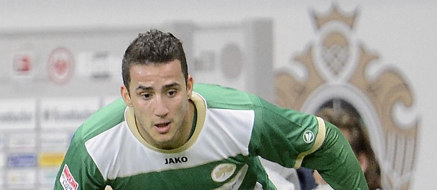 ...irgendwann auch Sararers Alu-Pech aufhört. Seinem ersten Bundesliga-Treffer war die Offensivkraft in Wolfsburg (1:1) nahe, als in der Schlussphase einzig der Pfosten seinen Torerfolg verhinderte. Mitte November wurde bekannt, dass Sararer das Kleeblatt verlassen wird. Auch im Anschluss freundete sich Sercan nicht mit dem Aluminium an, in Dortmund verhinderte dieses bei seinem Schuss den möglichen 2:2-Ausgleich. ...irgendwann auch Sararers Alu-Pech aufhört. Seinem ersten Bundesliga-Treffer war die Offensivkraft in Wolfsburg (1:1) nahe, als in der Schlussphase einzig der Pfosten seinen Torerfolg verhinderte. Mitte November wurde bekannt, dass Sararer das Kleeblatt verlassen wird. Auch im Anschluss freundete sich Sercan nicht mit dem Aluminium an, in Dortmund verhinderte dieses bei seinem Schuss den möglichen 2:2-Ausgleich.