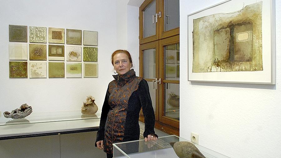 Verarbeitet Farben und Materialien: Lucie Schaller inmitten ihrer Exponate beim Kunstverein. Verarbeitet Farben und Materialien: Lucie Schaller inmitten ihrer Exponate beim Kunstverein.