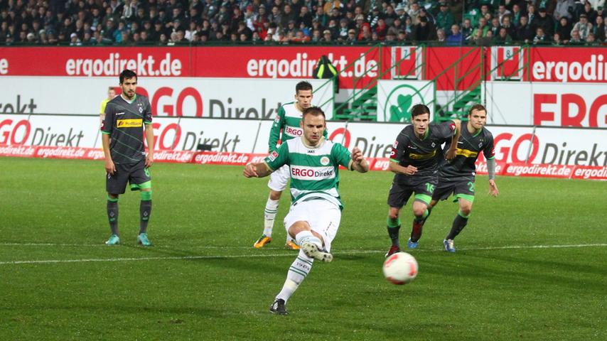 Bernd Nehrig nimmt sich den Ball. Fürths Abwehrspieler, der schon in der 2. Liga oft vom Punkt traf, ...