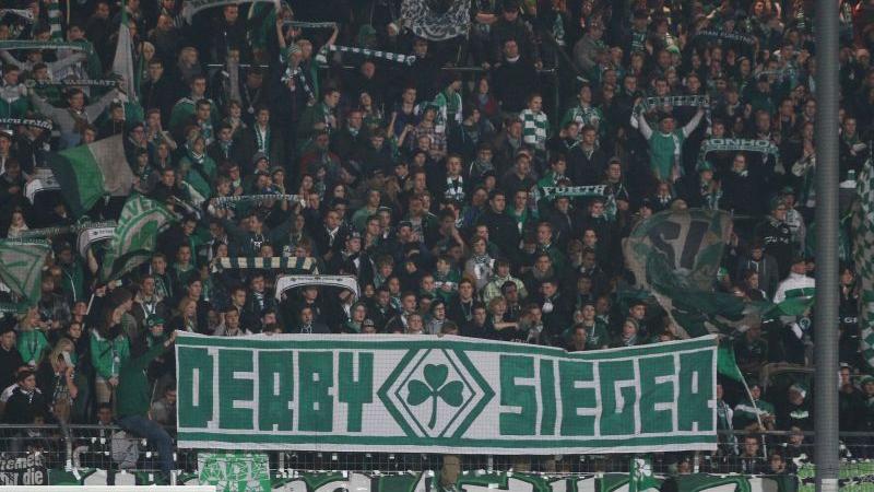 ...weil sie sich den ersten Heimsieg im Oberhaus für den perfekten Moment aufgehoben hat. Die Horror-Bilanz: Kein Sieg, ein Unentschieden und fünf Niederlagen auf eigenem Platz. Kurz nach 17.15 Uhr ist sie Geschichte, wenn mit den Fans der erste Dreier zuhause gefeiert wird, ausgerechnet gegen den ungeliebten Nachbarn. ...weil sie sich den ersten Heimsieg im Oberhaus für den perfekten Moment aufgehoben hat. Die Horror-Bilanz: Kein Sieg, ein Unentschieden und fünf Niederlagen auf eigenem Platz. Kurz nach 17.15 Uhr ist sie Geschichte, wenn mit den Fans der erste Dreier zuhause gefeiert wird, ausgerechnet gegen den ungeliebten Nachbarn.