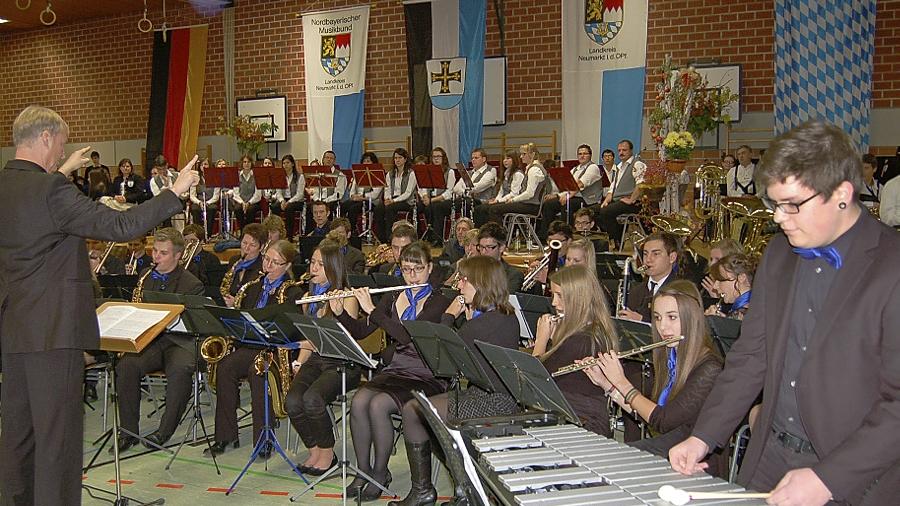 Das Jugendsinfonie-Orchester Berg hier beim Auftritt zum 48. Kreiskonzert des Nordbayerischen Musikbundes mit der Blaskapelle Thannhausen.