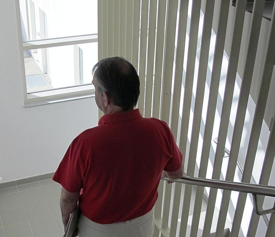Mollath ist seit Jahren in der Bayreuther Psychiatrie eingesperrt. Er lebt dort mit psychisch kranken Straftätern zusammen. Mollath ist seit Jahren in der Bayreuther Psychiatrie eingesperrt. Er lebt dort mit psychisch kranken Straftätern zusammen.