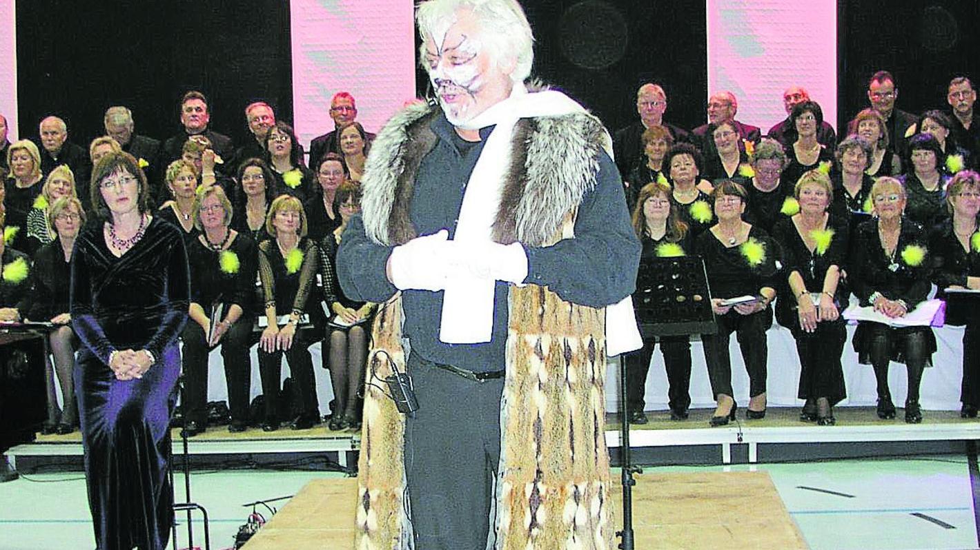 Einfallsreicher Chorleiter dirigiert fast 600 Sänger Einfallsreicher Chorleiter dirigiert fast 600 Sänger