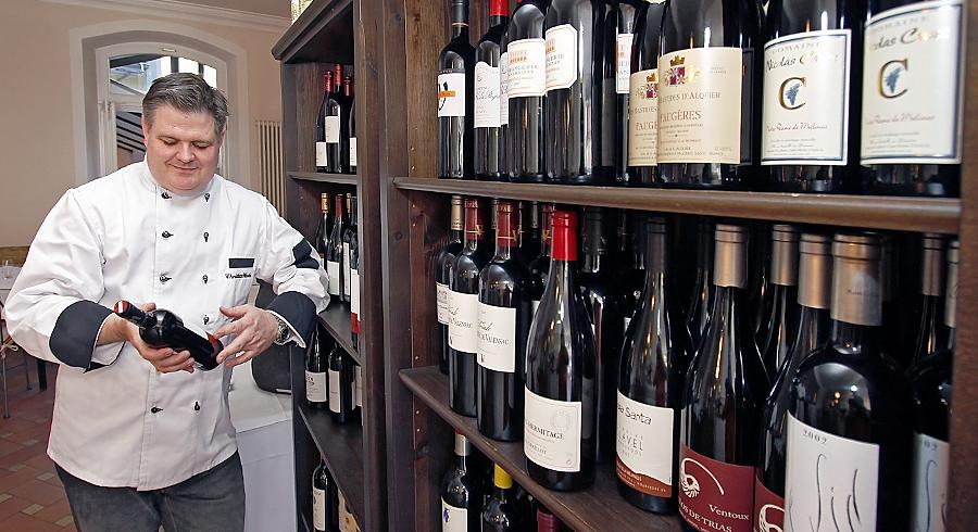 Christian Wonka heimste von den Restaurantkritikern hohes Lob für seine vorzügliche Küche und die treffliche Weinkarte ein. Christian Wonka heimste von den Restaurantkritikern hohes Lob für seine vorzügliche Küche und die treffliche Weinkarte ein.