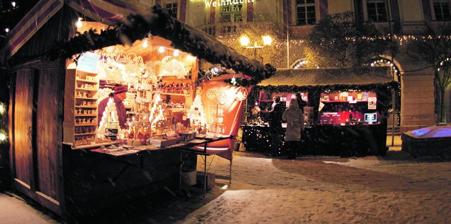 Der Reichsstädtische Weihnachtsmarkt in Bad Windsheim wird in diesem Jahr von  Bürgermeister Ralf Ledertheil und dem Windsheimer Christkind am 29. November eröffnet. Verschiedene Buden werden bis zum 23. Dezember auf dem Markt stehen, die Krippe ist in den Rathausarkaden aufgebaut.