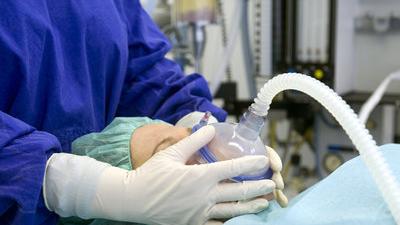 Nur wenige Patienten machen sich ein Bild davon, unter welch hohem Leistungsdruck Klinik-Ärzte arbeiten müssen, welchem Stress sie ausgesetzt sind. Da ist es kein Wunder, wenn die überarbeitete Operateurin am Instrumententisch einschläft. Und es ist auch kein Wunder, wenn Fehler gemacht werden. Nur wenige Patienten machen sich ein Bild davon, unter welch hohem Leistungsdruck Klinik-Ärzte arbeiten müssen, welchem Stress sie ausgesetzt sind. Da ist es kein Wunder, wenn die überarbeitete Operateurin am Instrumententisch einschläft. Und es ist auch kein Wunder, wenn Fehler gemacht werden.