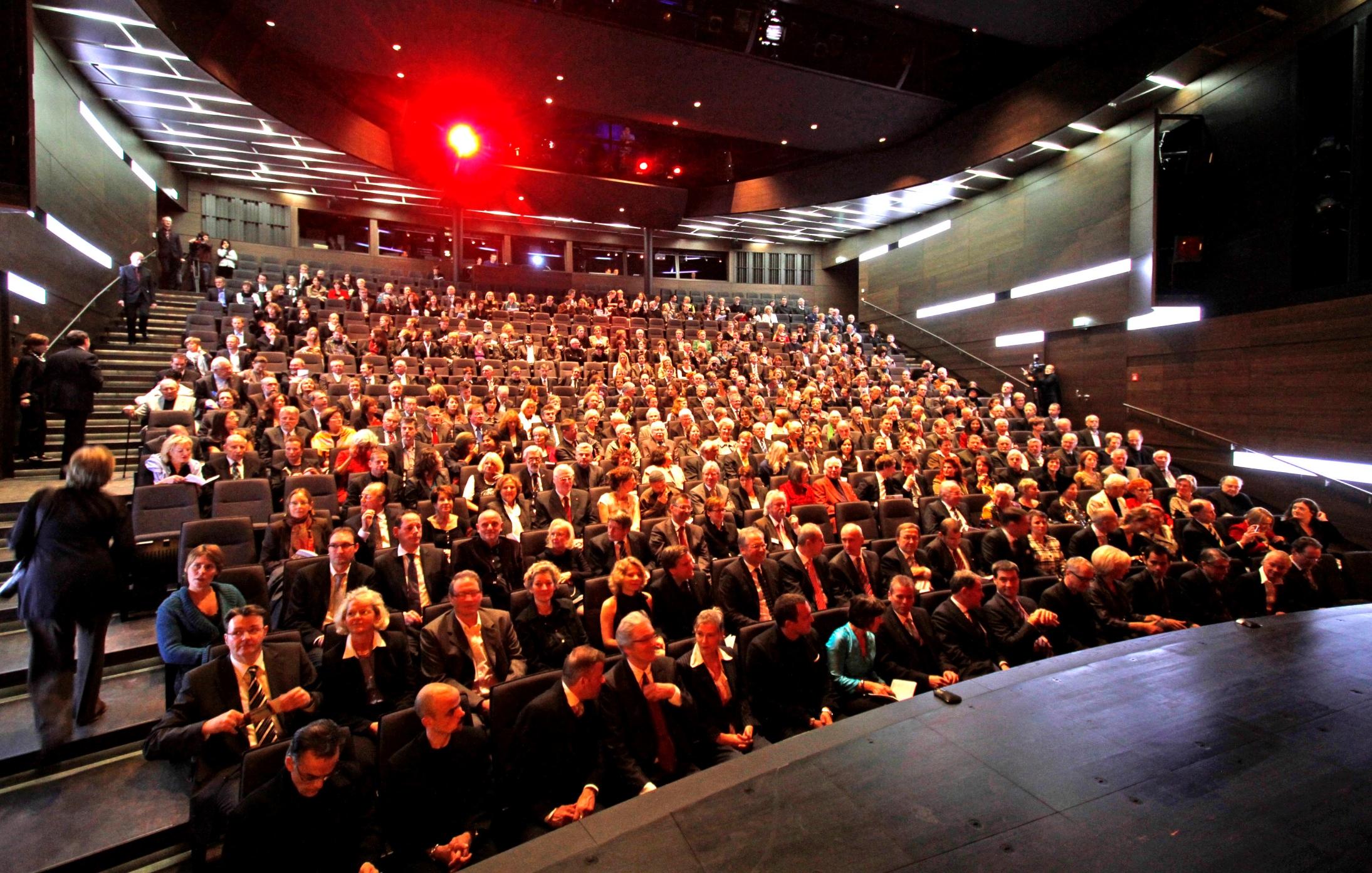 ...das Haus erhielt zudem dringend benötigte, modernste Bühnentechnik. Im Oktober 2010 feierte das generalsanierte Schauspielhaus seine Wiedereröffnung.