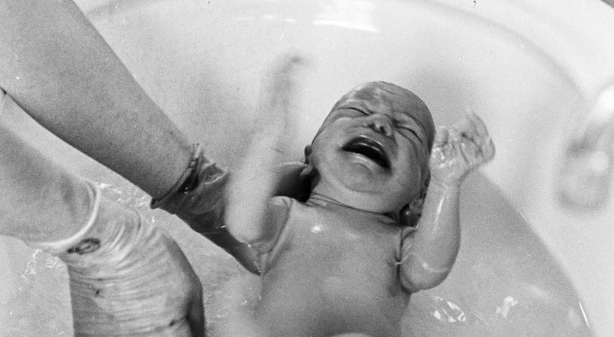 Die ersten Wege eines kleinen Erdenbürgers führen in die Badewanne... (Zum Artikel: "Babys brauchen mehr Betten ")
