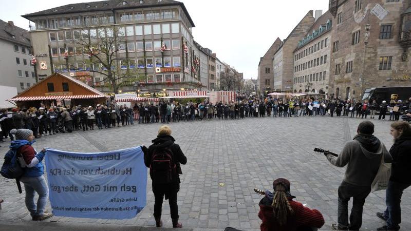 Auf dem Platz vor der Lorenzkirche in Nürnberg versammelten sich Studenten zu einer spontanen Demo-Aktion gegen die Studiengebühren in Bayern.