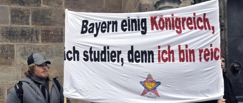 Auch diese beiden jungen Männer haben sich der Flashmob-Aktion angeschlossen. Demo-Aktionen gegen die Gebühren findet man nur noch in Bayern und Niedersachsen. Das sind die einzigen Bundesländer, die noch Studienbeiträge kassieren.