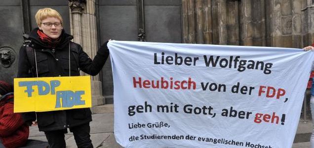 Diese Studentinnen der evangelischen Hochschule Nürnberg fordern: "Lieber Wolfgang Heubisch von der FDP, geh mit Gott, aber geh!" Die FDP hat sich klar für das Fortbestehen der Studiengebühren in Bayern ausgesprochen und damit den Unmut vieler Studenten auf sich gezogen.