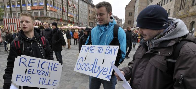 "Reiche Eltern für alle" und "Time to say goodbye" fordern diese Studenten.