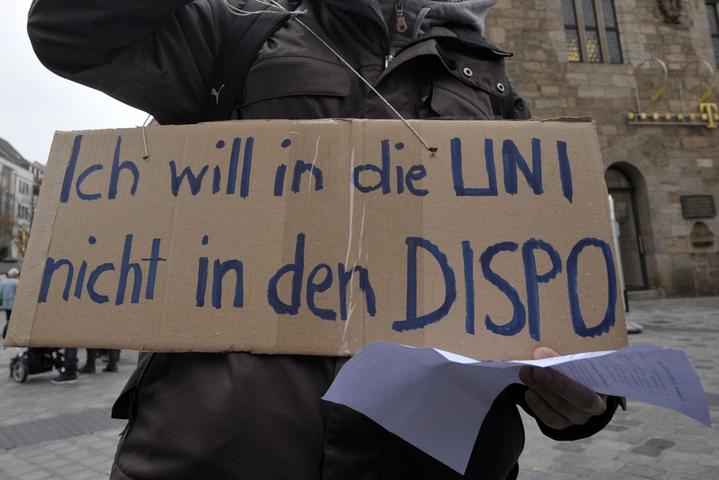 "Ich will in die Uni, nicht in den Dispo", beklagt dieser junge Mann in Nürnberg. Er wäre froh, wenn er nicht über 1000 Euro im Jahr für das Studium bezahlen müsste.