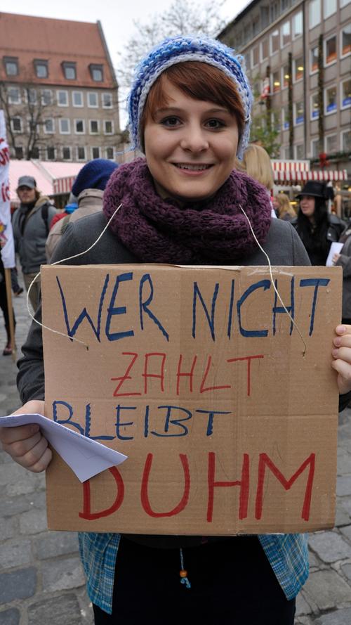 "Wer nicht zahlt bleibt duhm" - Diese Studentin würde die Studiengebühren in Bayern gerne abgeschafft sehen. Erstmal müssen sich für ein erfolgreiches Volksbegehren rund 940.000 Wahlberechtigte in Unterschriftenlisten eintragen.