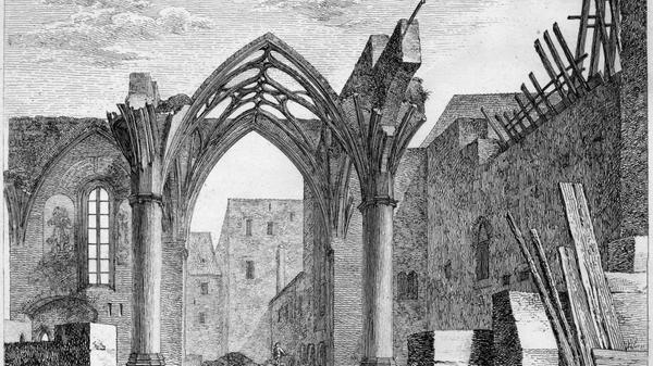 Nahe des heute als Augustinerhof bekannten Geländes stand ab dem 13. Jahrhundert ein 1265 erstmals urkundlich erwähntes Augustinerkloster. Nach der Reformation wurden die Gebäude von Ämtern der Reichsstadt Nürnberg genutzt, danach standen sie lange leer und verfielen. 1872 wurden sie dann restlos abgerissen. Interessanterweise ein Schicksal, das sie mit den 125 Jahre später an Ort und Stelle stehenden Gebäuden teilen sollten.