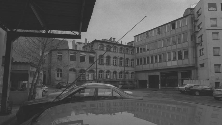 Heute steht auf dem Gelände des ehemaligen Klosters das Parkhaus "Hauptmarkt". Das heutige Augustinerhof-Areal liegt zwischen der Karlstraße, Tuchgasse und Augustinerstraße und erhielt seinen Namen erst Anfang der 1990er als Projektname eines Bauvorhabens. Hier ein Blick in den als Parkplatz genutzten, tristen Innenhof mit den verlassenen Gebäuden.