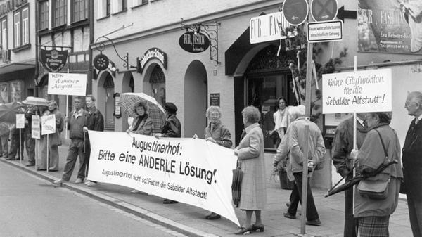 Eine breite Gegnerschaft, angeführt von den Mitgliedern des Vereins Altstadtfreunde e.V., formierte sich damals gegen die Pläne des Bauherrn und der Stadtspitze. Hier ist eine Demonstration des Bürgerforums "Rettet die Sebalder Altstadt" aus dem Jahr 1995 zu sehen.