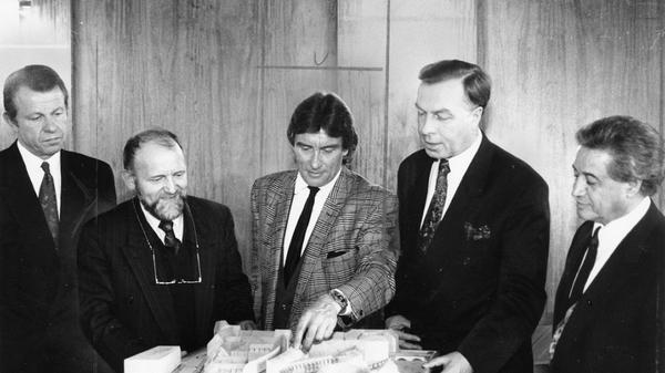 Um ein Modell des gebürtigen Zirndorfers und Chicagoer Stararchitekten Helmut Jahn versammeln sich hier Anfang 1991 Peter Nützel von einem örtlichen Architekturbüro, Baureferent Walter Anderle, Jahn selbst, der damalige OB Peter Schönlein und Bauherr Mohamad Abousaidy (v.l.). Der Entwurf sah einen Glaspalast vor und bekam von den Gegnern den wenig schmeichelhaften Spitznamen "aufgeplatzte Bratwurst" verpasst.