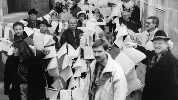 Schon Ende des Jahres 1991 konnten die Mitglieder des Bürgerforums zahllose Unterschriften gegen den Entwurf Jahns sammeln und der Verwaltung übergeben. An einer Wäscheleine hängten sie die Unterschriften außerdem vor dem Rathaus auf. Nach jahrelangem Hin- und Her gab es im Jahr 1996 den ersten und bis heute einzigen Bürgerentscheid, bei dem fast 69 Prozent der teilnehmenden Nürnberger gegen die "aufgeplatzte Bratwurst" votierten. Bauherr Abousaidy ging bald darauf pleite, und OB Schönlein verlor bei der Wahl 1996 seinen Posten.
