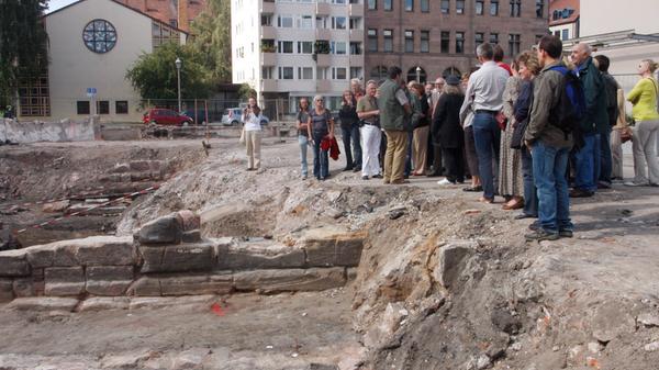 Im gleichen Jahr wurden archäologische Ausgrabungen auf dem Gelände durchgeführt. Die Öffentlichkeit bekam für kurze Zeit Gelegenheit, die wenigen Ruinen dort zu sehen - wie hier beim Tag des offenen Denkmals.
