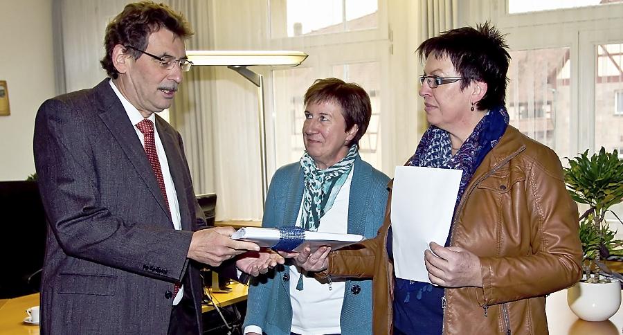 In weniger als zwei Wochen haben die Roßtaler 2531 Unterschriften für „ihre“ First Responder gesammelt und an Bürgermeister Johann Völkl übergeben. Die Aktion zeigte Erfolg. 