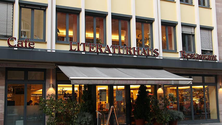 Stärkung für Körper und Geist: Das Literaturhaus Nürnberg in den ehemaligen Räumen des Spielzeuggeschäftes Virnich lädt zu Zeitungslektüre, Café und Speisen mit mediterranem Touch ein.