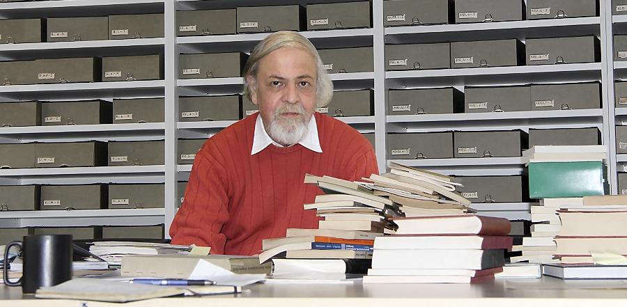 Alfred Klepsch, Arbeitsstellenleiter des "Ostfränkischen Wörterbuchs" in Fürth, beschäftigt sich intensiv mit dem umfangreichen Mundart-Archiv, darunter Wortschatz-Fragebögen aus dem Jahr 1927.