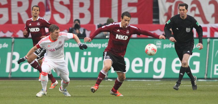 Wie zuvor in Mainz leistete sich der 1. FC Nürnberg auch gegen den FC Bayern einen klassischen Fehlstart. In der 3. Spielminute patzten Klose und Pinola, Kroos kam an den Ball, bediente Mandzukic, der brauchte nur noch einschieben - 0:1. Von dieser eiskalten Dusche erholte sich der Club bis zur Pause nicht mehr wirklich. Doch was den Bayern zu Beginn der ersten Hälfte gelang, machte die Hecking-Elf zu Beginn des zweiten Spielabschnitts kurzerhand nach. Diesmal verlor Kroos den Ball an Feulner, der fackelte 25 Meter vor dem Tor nicht lange, packte den Hammer aus und versenkte das Leder im Kasten des verdutzt dreinblickenden Bayern-Keepers Manuel Neuer - 1:1 (46.).
