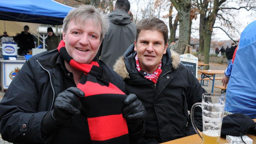 Obwohl ihr Herz rot-schwarz schlägt, glauben Peter Klaus (48, links) und Stefan Aster (48), dass die Bayern wohl eine Nummer zu groß für den Club sind. Wie ihr Fazit wohl nach dem Spiel ausfallen würde?