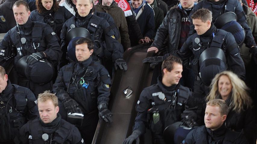 Angeführt von Bereitschaftspolizisten geht es in Richtung U-Bahn. Die Münchner Anhängerschaft soll strikt von den Nürnberger Fans getrennt bleiben.