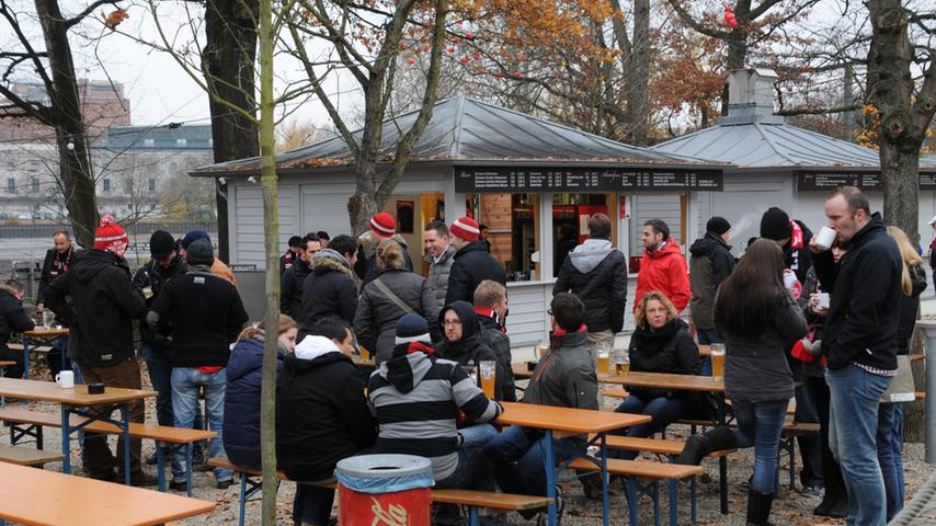 Ortswechsel zur Gaststätte Gutmann am Dutzendteich: Hier treffen sich vor dem Spiel für gewöhnlich viele Cluberer. Der Andrang im Biergarten bleibt aufgrund der beinahe winterlichen Temperaturen überschaubar.