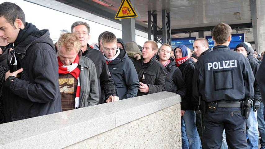 Dichtes Gedränge an Bahnsteig 6: Die Anhängerschaft aus München strömt aus den Waggons.