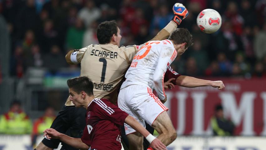 ... Raphael Schäfer ist es zu verdanken, dass es bis zur Pause beim 0:1 bleibt. Der Torwart klärt die wenigen guten Bayern-Chancen der 1. Halbzeit souverän.