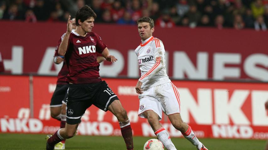 ...Klose nur Klose selbst gefährlich wird - und damit ist nichtmal Miro gemeint. Der Schweizer präsentiert sich in Nürnbergs Abwehrzentrale seit Wochen in blendender Verfassung. Ausnahmen, wenn sich beim formstarken Innenverteidiger wie auf Schalke oder gegen die Bayern der Schlendrian einschleicht, bleiben die Ausnahme. Der Berner Oberlandderbyheld ("Ich habe gegen die Young Boys kein Spiel verloren") kann sich momentan nur selbst austricksen. ...Klose nur Klose selbst gefährlich wird - und damit ist nichtmal Miro gemeint. Der Schweizer präsentiert sich in Nürnbergs Abwehrzentrale seit Wochen in blendender Verfassung. Ausnahmen, wenn sich beim formstarken Innenverteidiger wie auf Schalke oder gegen die Bayern der Schlendrian einschleicht, bleiben die Ausnahme. Der Berner Oberlandderbyheld ("Ich habe gegen die Young Boys kein Spiel verloren") kann sich momentan nur selbst austricksen.