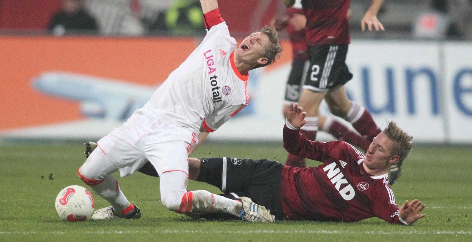 Ein hartes Pflaster für die Bayern: Sebastian Polter geht unsanft gegen Bastian Schweinsteiger zu Werke.