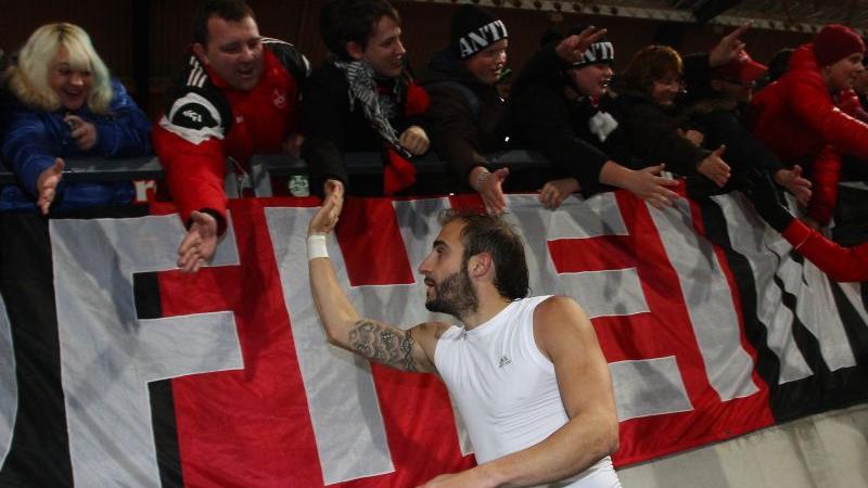 ...Pino nicht nur seine Mariella wieder glücklich machen will. Der Argentino-Franke ist derbyerbrobt, kein Spieler, dem Nürnbergs Sportvorstand Martin Bader einen Besuch des Club-Museums anraten müsste. Und Pino, der zuletzt hinter seinen Möglichkeiten zurückblieb, hat das Herzblut und die Qualität, um am Samstag auch seine hauseigenen Kritiker verstummen zu lassen. ...Pino nicht nur seine Mariella wieder glücklich machen will. Der Argentino-Franke ist derbyerbrobt, kein Spieler, dem Nürnbergs Sportvorstand Martin Bader einen Besuch des Club-Museums anraten müsste. Und Pino, der zuletzt hinter seinen Möglichkeiten zurückblieb, hat das Herzblut und die Qualität, um am Samstag auch seine hauseigenen Kritiker verstummen zu lassen.