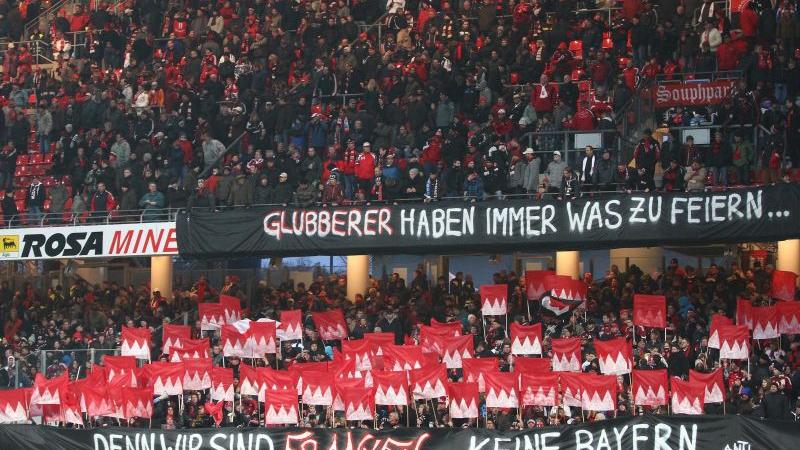 Club gegen Bayern: Fans sorgen für hitzige Derbyatmosphäre