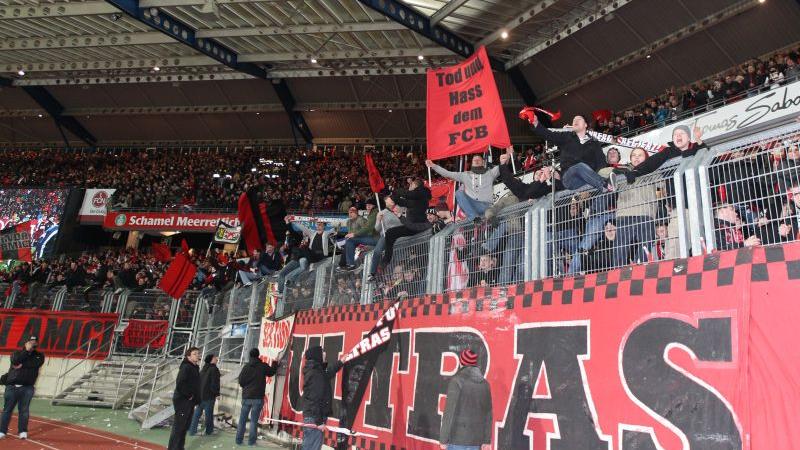 Club gegen Bayern: Fans sorgen für hitzige Derbyatmosphäre