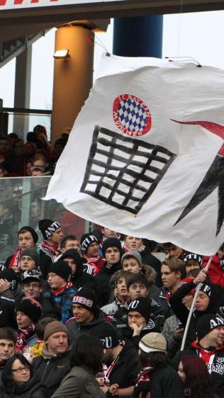 Derbys sind kein Platz für Nettigkeiten: Das Recycling des Bayern-Logos ist noch mit die harmloseste Grußbotschaft der Club-Fans.