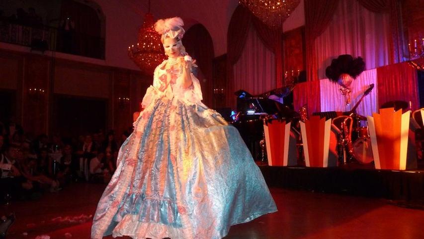 Gegen Mitternacht hatte Rose Rainbow noch einmal ihren großen Auftritt als Marie Antoinette. Veranstalterin Julia Kempken zeigte sich zufrieden: "Wir hatten noch nie so viele Besucher".