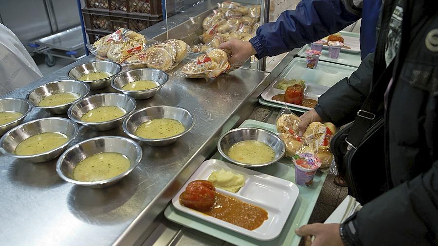 Essensausgabe in der Zirndorfer Erstaufnahmeeinrichtung: Anders als in den anderen Sammelunterkünften werden die Asylbewerber hier an sechs Wochentagen zumindest mittags bekocht. Vesperpakete ergänzen das Angebot. Essensausgabe in der Zirndorfer Erstaufnahmeeinrichtung: Anders als in den anderen Sammelunterkünften werden die Asylbewerber hier an sechs Wochentagen zumindest mittags bekocht. Vesperpakete ergänzen das Angebot.