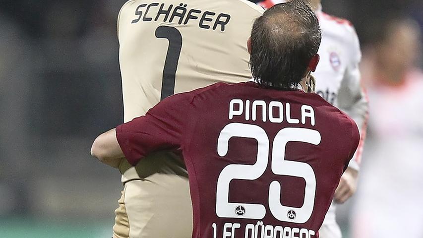 Doch Pino kann auch anders: Als jüngst beim 1:1 gegen den FC Bayern Club-Kapitän Raphael Schäfer mit Thomas Müller aneinandergeriet, griff er ebenso deeskalierend ein wie am darauffolgenden Wochenende, als...