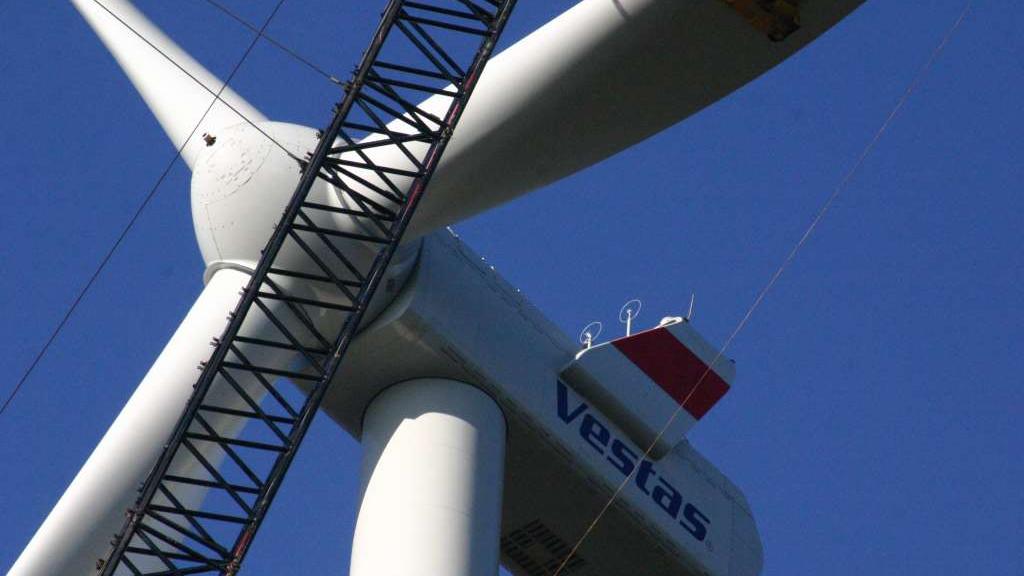 Zum Bau des Windrads war ein riesiger Kran nötig. Mit einer 30-Meter-Leiter der Feuerwehr ist bei einem Brand nichts auszurichten. Zum Bau des Windrads war ein riesiger Kran nötig. Mit einer 30-Meter-Leiter der Feuerwehr ist bei einem Brand nichts auszurichten.