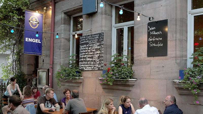 Das Gasthaus Engel befindet sich in der Schoppershofstr. 53 in Nürnberg. Jeden Mittwoch gibt es hier ofenfrische Schäufele. Reservierung empfohlen!
Durchschnittsnote: 2,78 Das Gasthaus Engel befindet sich in der Schoppershofstr. 53 in Nürnberg. Jeden Mittwoch gibt es hier ofenfrische Schäufele. Reservierung empfohlen!
Durchschnittsnote: 2,78