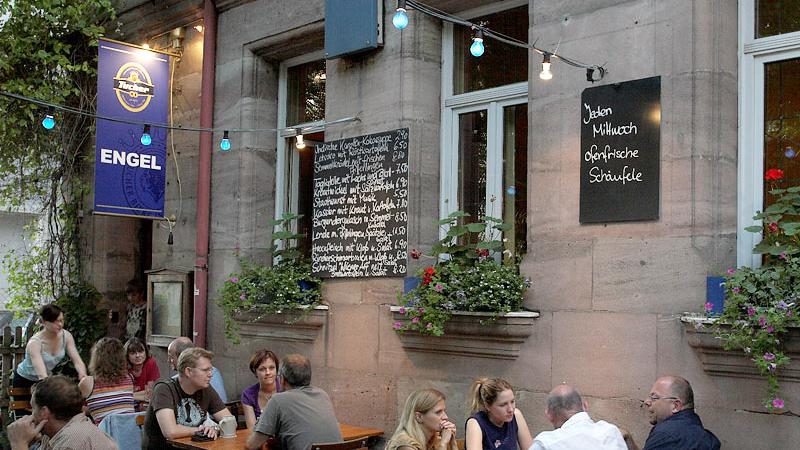 Das  Gasthaus Engel befindet sich in der Schoppershofstr. 53 in Nürnberg. Jeden Mittwoch gibt es hier ofenfrische Schäufele. Reservierung empfohlen!
 
 Durchschnittsnote: 2,78