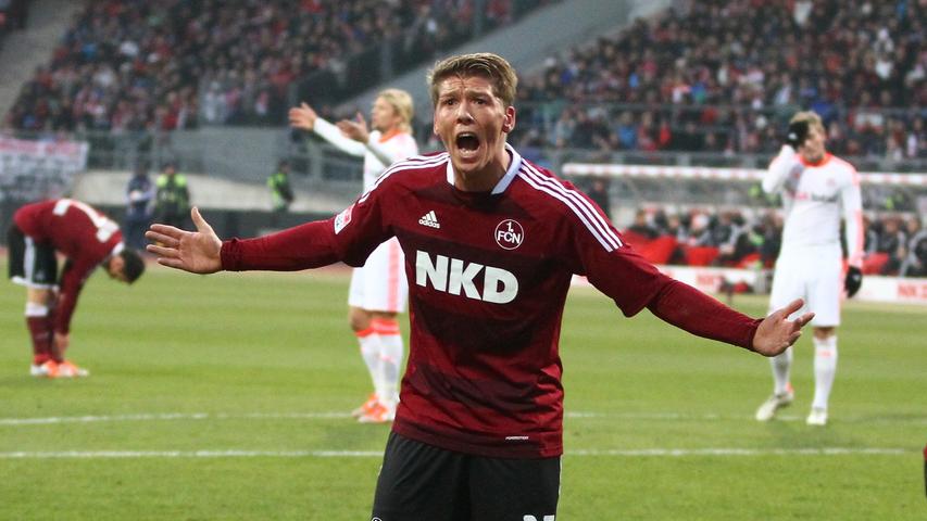 ...Mikeys Kampfansage authentisch ist. Am Laubenweg wird der Club, der als übermächtig klassifizierten Bayern zuletzt ein 1:1 abgetrotzt hat, in Sachen Kampfkraft und couragierter Spielweise noch was draufsatteln. Wir werden "fighten ohne Ende und das Spiel so angehen, als wenn es unser letztes wäre", verspricht Vorarbeiter Frantz, der beim FCN ultimatives Engagement wie kein Zweiter verkörpert. ...Mikeys Kampfansage authentisch ist. Am Laubenweg wird der Club, der als übermächtig klassifizierten Bayern zuletzt ein 1:1 abgetrotzt hat, in Sachen Kampfkraft und couragierter Spielweise noch was draufsatteln. Wir werden "fighten ohne Ende und das Spiel so angehen, als wenn es unser letztes wäre", verspricht Vorarbeiter Frantz, der beim FCN ultimatives Engagement wie kein Zweiter verkörpert.