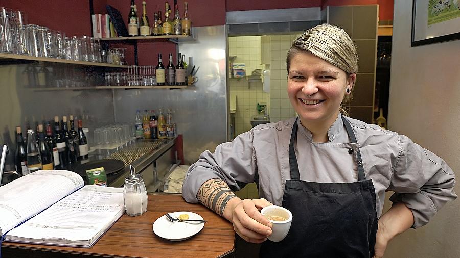 Ein doppelter Espresso mit einem Schuss kalter Milch. Spitzenköchin Diana Burkel trinkt ihn am liebsten hinter dem Tresen. Eine gute Gelegenheit für Gäste, die 32-Jährige auch einmal zu Gesicht zu bekommen. Ein doppelter Espresso mit einem Schuss kalter Milch. Spitzenköchin Diana Burkel trinkt ihn am liebsten hinter dem Tresen. Eine gute Gelegenheit für Gäste, die 32-Jährige auch einmal zu Gesicht zu bekommen.