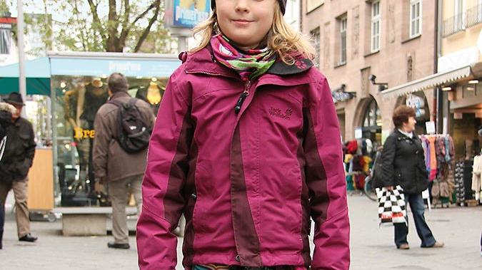 Zusammen mit ihrer Mutter führte die siebenjährige Chiara ihre im Herbst neu gekauften Stiefel aus.