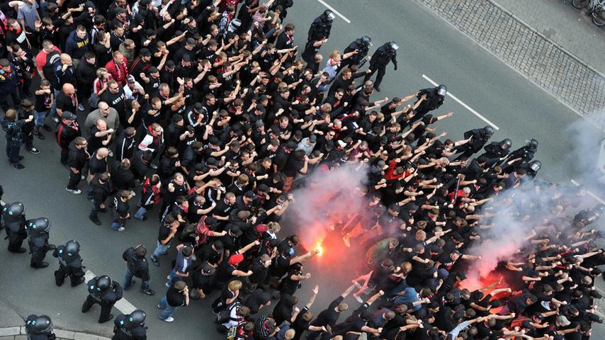 In der Erlanger Straße zündeten einige Club-Fans auch Pyrotechnik.